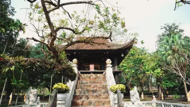 Templo Hanoi Vietnam Confucio Antiguo complejo histórico pagoda Arco paso de templos. Única cultura de arte de estilo asiático. Fe religiosa. Turismo de vista. Pase adelante con Gimbal — Vídeos de Stock