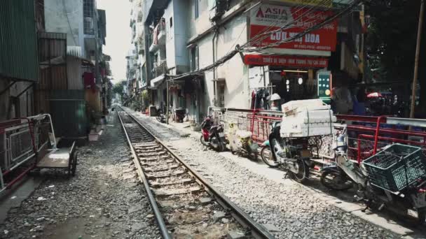 Hanoi, Vietnam. Hanoi Train Street a través de barrios marginales 4K — Vídeo de stock