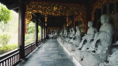 Vietnam 'daki en büyük ruhani turistik yer olan Ninh Binh Vietnam' daki Bai Dinh Tapınağı Kültür Kompleksi 'ndeki büyük heykeller.