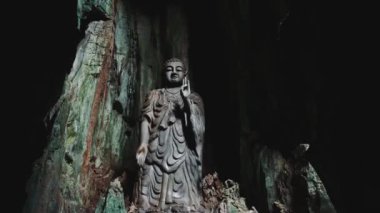 Vietnam 'daki taş heykeller Asya mağarası