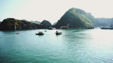 Turist Gemi Gemisi Halong Körfezi 'nde, Cat Ba Adası Vietnam' da