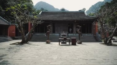 Hang Mua 'nın tepesinden Tam Coc ve Ninh Binh' in tepesinden turistlerin tapınağa yürüyüşünü izleyin. Hanoi yakınlarında Kuzey Vietnam 'ın güzel doğası.