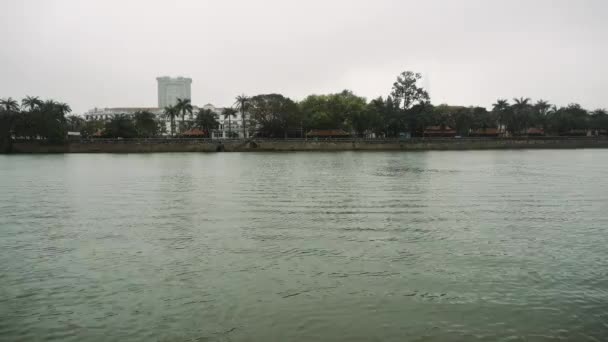 Ciudad de Hue, Vietnam: el barco que corre por el río Huong, ciudad de Hue, Vietnam — Vídeos de Stock