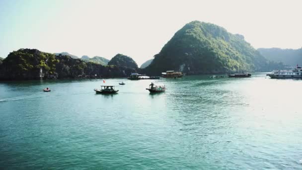 Touristisches Kreuzfahrtschiff in der Lagune von Halong Bay, Cat Ba Island Vietnam — Stockvideo