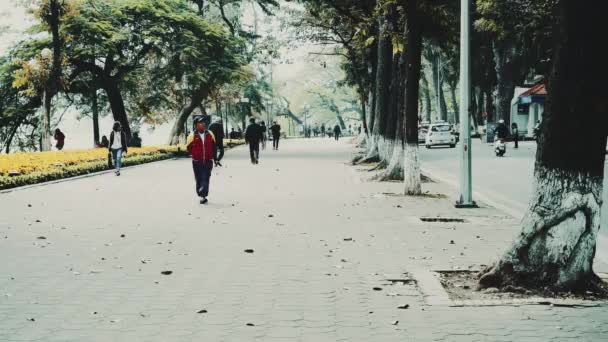 La vida callejera en Hanoi, capital de Vietnam . — Vídeo de stock