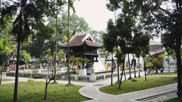 Templo Hanoi Vietnam Confucio Antiguo complejo histórico pagoda Arco paso de templos. Única cultura de arte de estilo asiático. Fe religiosa. Turismo de vista. Pase adelante con Gimbal — Vídeos de Stock