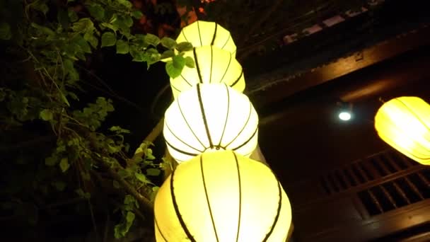 Wieczorna ulica ozdobiona świecącymi latarniami. Hoian Wietnam — Wideo stockowe
