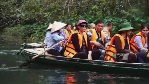 Lago de las montañas escénicas en la región de Ninh Binh de Vietnam — Vídeos de Stock