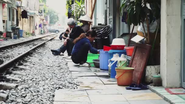 Hanoi, Vietnam. Hanoi Train Street a través de barrios marginales 4K — Vídeo de stock