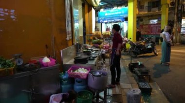Vietnam 'da, Hanoi' deki Restoranda İnsanların Olduğu Sokak Sahnesi.