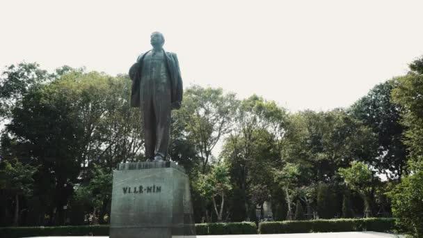 Monumentet till Lenin i centrum av Hanoi. — Stockvideo