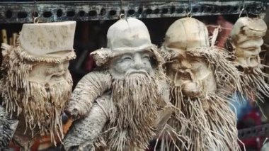 Hoi An Vietnam 'da bir adam tarafından yapılmış ahşap oyma.