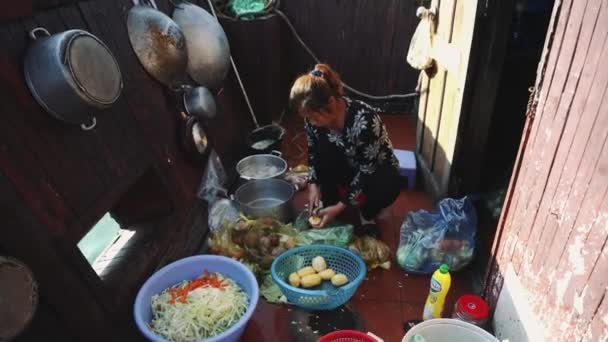Žena vaří jídlo na lodi. Long Bay, Vietnam. — Stock video