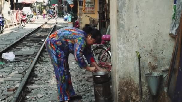 Hanoi, Vietnam. Hanoi Train Street a través de barrios marginales 4K — Vídeo de stock