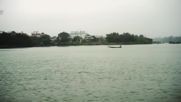 Місто Хю, В'єтнам: човен, що пливе на річці Хуонг, місто Ху, В'єтнам — стокове відео