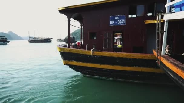 Nava de croazieră turistică cu barca în Laguna Halong Bay, Insula Cat Ba Vietnam — Videoclip de stoc