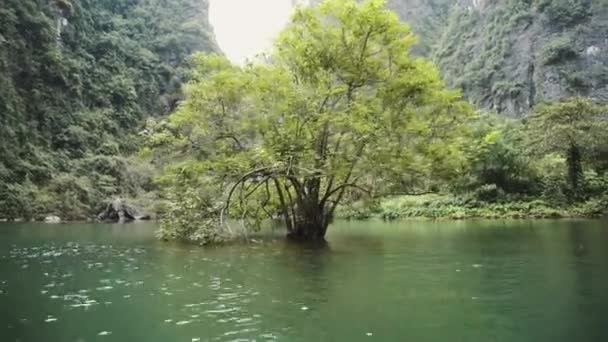 Lago de las montañas escénicas en la región de Ninh Binh de Vietnam — Vídeo de stock