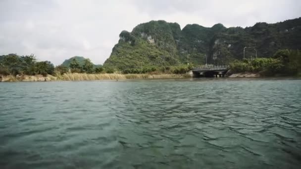 Szcenírozott hegyek tó a kilencedik Binh régió Vietnam — Stock videók