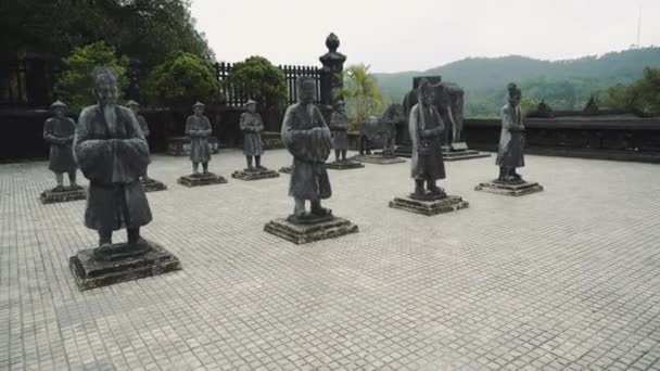 Viet Nam: Hue, Vietnam 'daki Khai Dinh Mezarı' ndaki heykeller. UNESCO Dünya Mirası Alanı. — Stok video