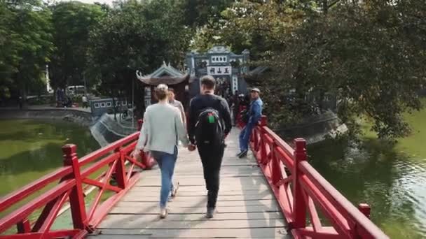 Oidentifierade folk besöker och ceremonier vid templet vid sjön av det returnerade svärdet, Hoan Kiem Lake, Sjön är landmärke för buddhismen i Hanoi. — Stockvideo