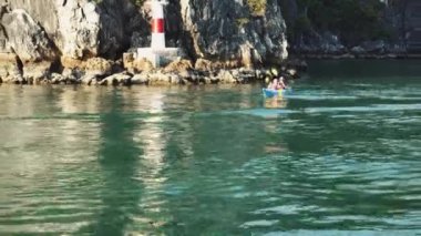 Ha Long Körfezi 'nde yüzen balıkçı köyü. Cat Ba Adası, Vietnam.