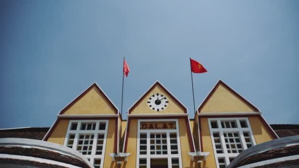 Vietnam flag on the old building 4k — Stock Video