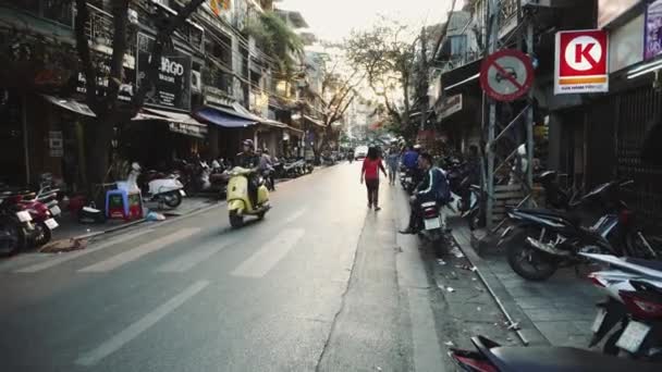 ฉากถนนที่คึกคักของฮานอย เวียดนาม เมืองเก่า รถจักรยานยนต์ การจราจร — วีดีโอสต็อก