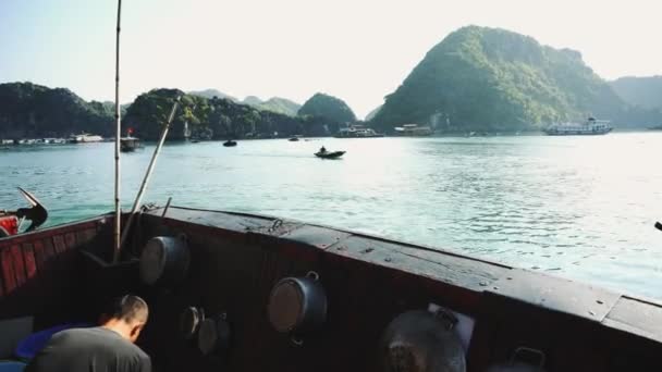 Cat Ba, В'єтнам - FEBRUARY 16, 2019: В'єтнамські чоловіки У човні на Ха Лонг Бей, В'єтнам. — стокове відео
