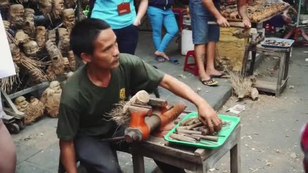Tallado en madera hecho por un tipo en Hoi An Vietnam 4K — Vídeo de stock