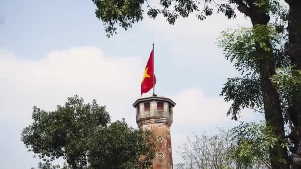 Drapeau du Vietnam devant. Drapeau du Vietnam flottant sur un mât. — Video