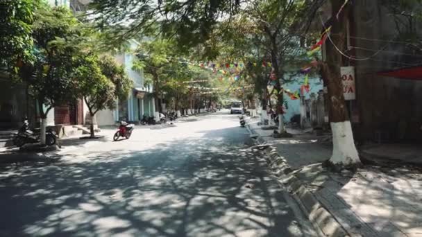 Een verlaten straat in Vietam — Stockvideo