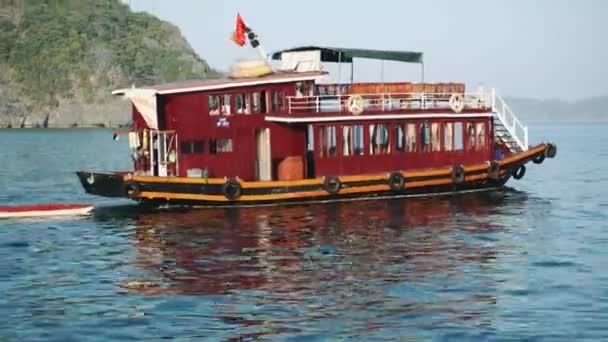 Tourist Cruise Ship Boat I Lagoon Halong Bay, Katt Ba Island Vietnam — Stockvideo