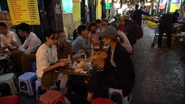 Cena de rua com pessoas no restaurante à noite em Hanói, Vietnã . — Vídeo de Stock