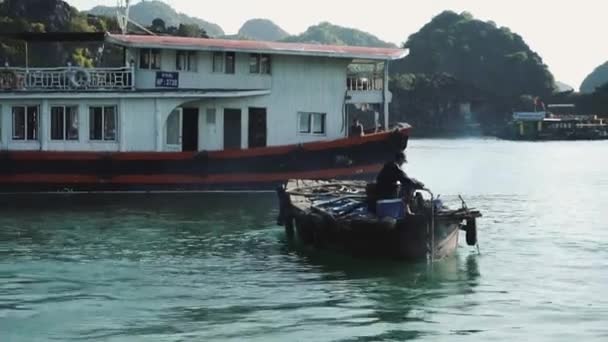 Маленькі човни в Гуд-Бей. Кет Ба. В "єтнам — стокове відео