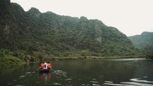 Lago de las montañas escénicas en la región de Ninh Binh de Vietnam — Vídeos de Stock