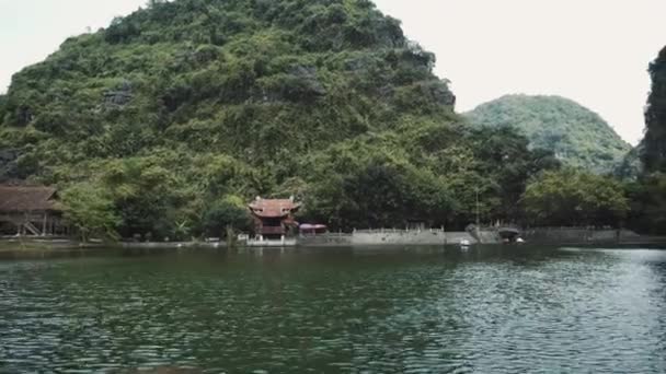 Natursköna bergen sjön i Ninh Binh regionen Vietnam — Stockvideo