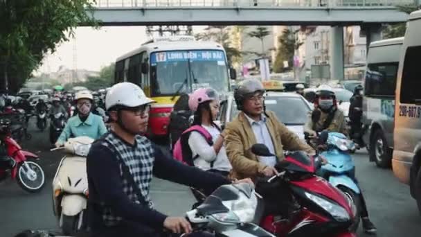 河内、越南、旧城、摩托车车流中的颠簸街道场景 — 图库视频影像