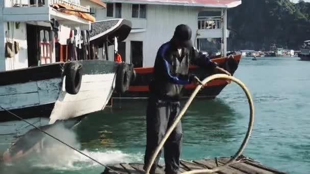 Vietnamesische Männer im Boot in Ha Long Bay, Vietnam. — Stockvideo