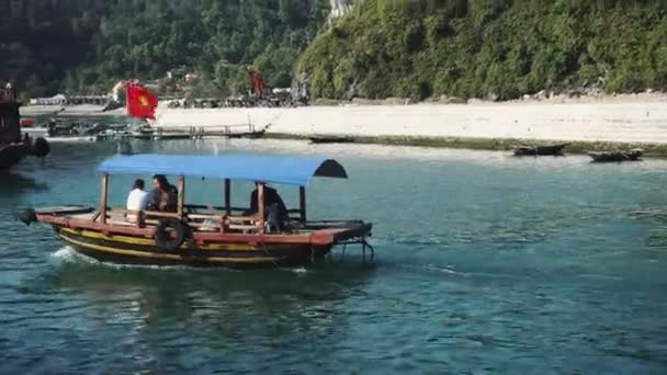 Små båtar i Halong Bay. Katt Ba. Vietnam — Stockvideo