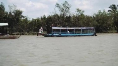 Geleneksel Vietnam feribotu insanları ve bisikletlerini Vietnam, Güney Doğu Asya 'daki Mekong Nehri' nden geçiriyor.