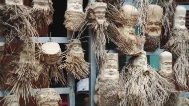Hoi An Vietnam 'da bir adam tarafından yapılmış ahşap oyma.