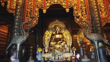 Vietnam 'daki en büyük ruhani turistik yer olan Ninh Binh Vietnam' daki Bai Dinh Tapınağı Kültür Kompleksi 'ndeki büyük heykeller.