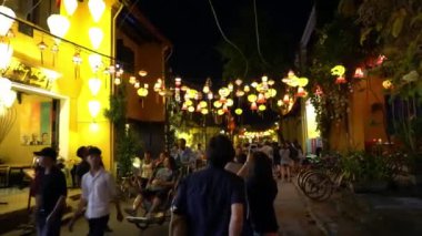 Akşam Sokağı Parlayan Fenerlerle süslenmiş. Hoian Vietnam