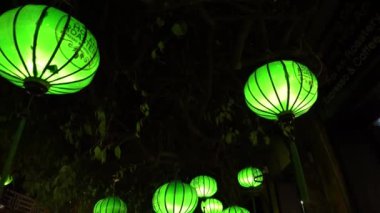Akşam Sokağı Parlayan Fenerlerle süslenmiş. Hoian Vietnam