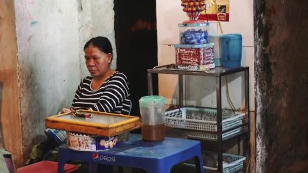 Straatscène met mensen in het restaurant in de nacht in Hanoi, Vietnam. — Stockvideo