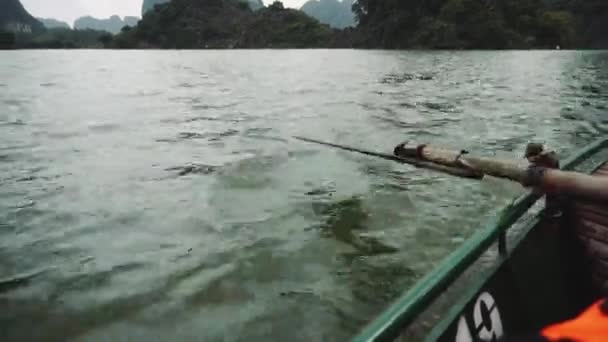 Man roeiboot op Ninh Binh, Vietnam — Stockvideo