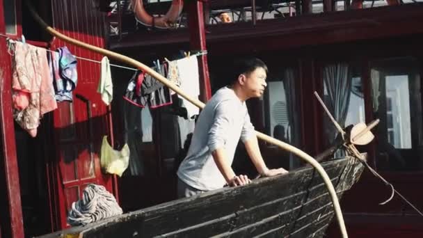 Cat Ba, Vietnam - FEBRUARI 16, 2019: Vietnamese mannen in de boot bij Ha Long Bay, Vietnam. — Stockvideo