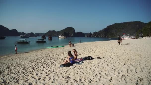 Vista panoramica dalla spiaggia di Halong Bay Vietnam — Video Stock