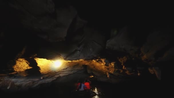 Vietnam, Tam Coc, cueva gruta, también conocida como Bahía de Halong en campos de arroz, es una de las maravillas naturales de Vietnam. Tam Coc significa en traducción Tres cuevas  . — Vídeos de Stock