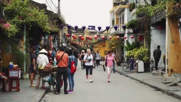 Hoi An, Vietname. Street night view at Hoi Um antigo bairro histórico da cidade, Patrimônio Mundial da UNESCO e um destino de viagem popular, Vietnã . — Vídeo de Stock